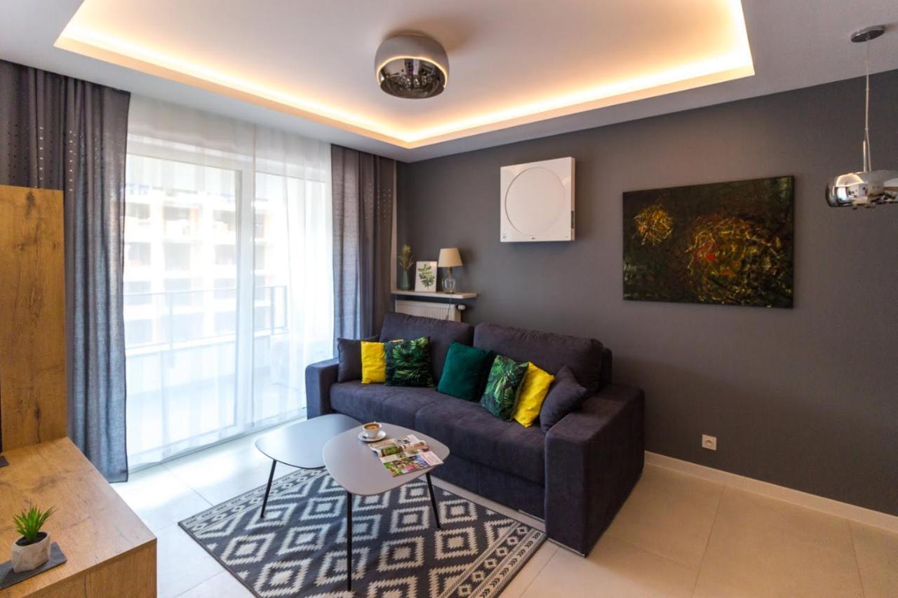 M&R Apartament Airport&Business Deluxe Cybernetyki 17 - Underground Garage - Free Wifi - Netflix - Air Conditioning - Self Check-In, Close By Chopin Airport Варшава Экстерьер фото